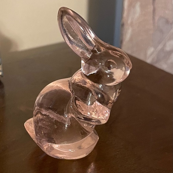 HOLD Bunny (Fenton). 35 years old. Pink Glass - Picture 3 of 7